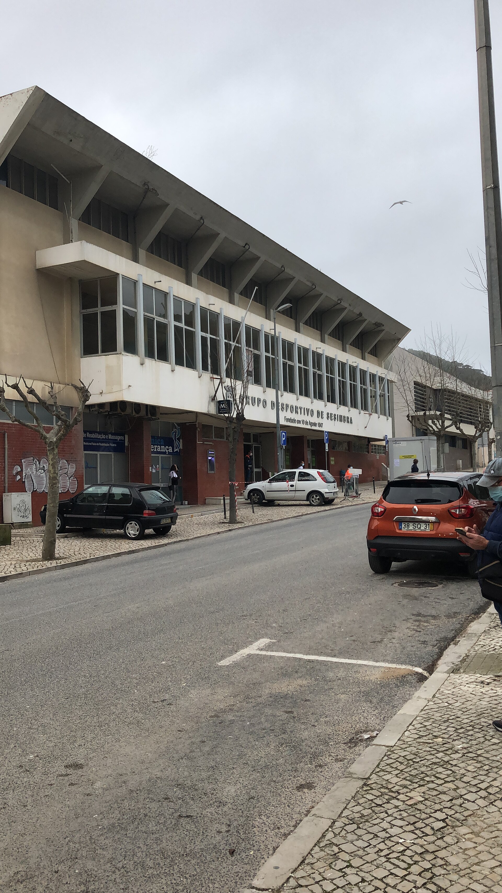 Imagem de referência relacionada a Pavilhão Gimnodesportivo de Sesimbra, item descrito como pavilhão desportivo em Sesimbra, Portugal