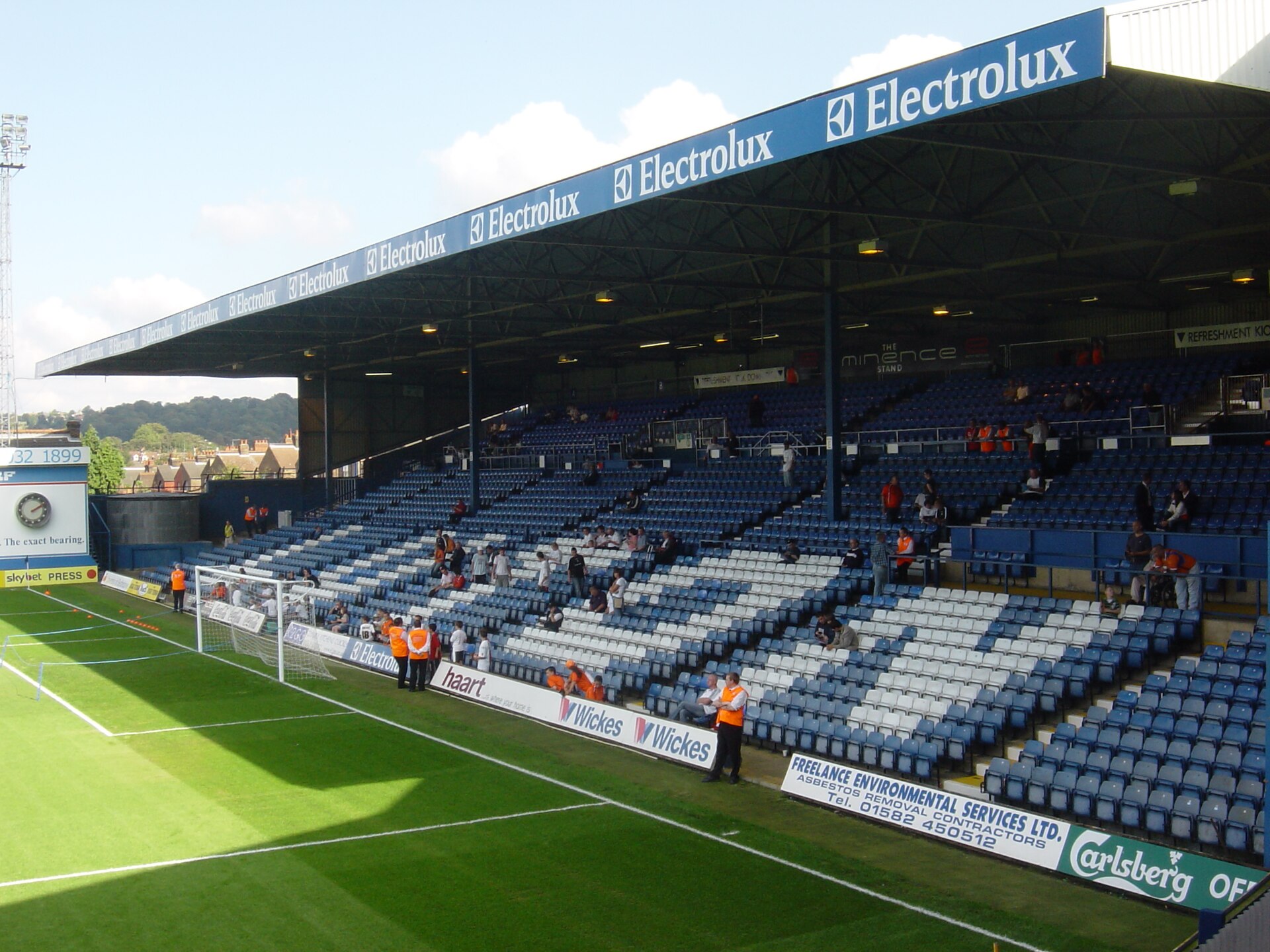 Imagem de referência relacionada a Luton Town Football Club, item descrito como clube de futebol sediado em Luton, Inglaterra