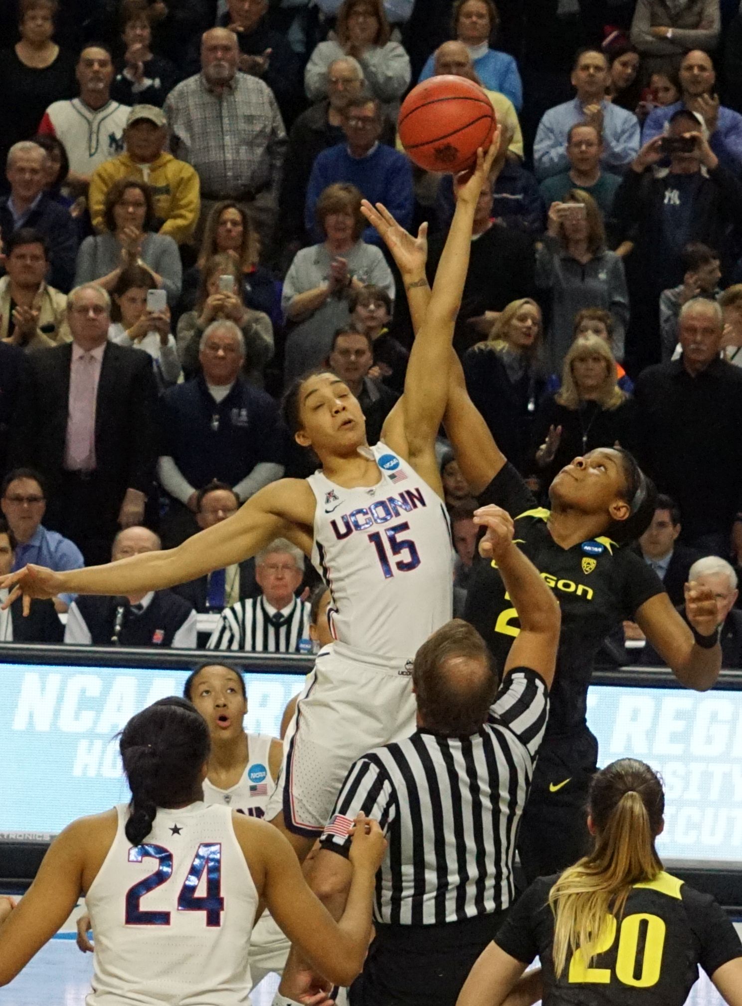 Imagem de referência de Ruthy Hebard, descrito nos dados abertos como jogadora de basquetebol norte-americana