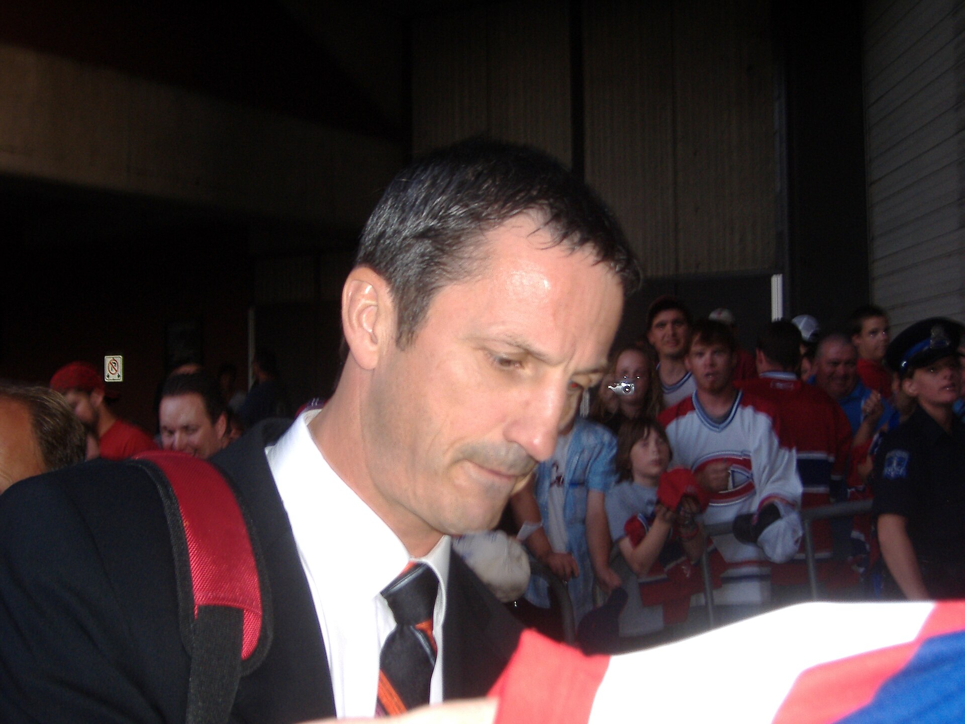 Imagem de referência de Guy Carbonneau, descrito nos dados abertos como jogador de hóquei no gelo canadense