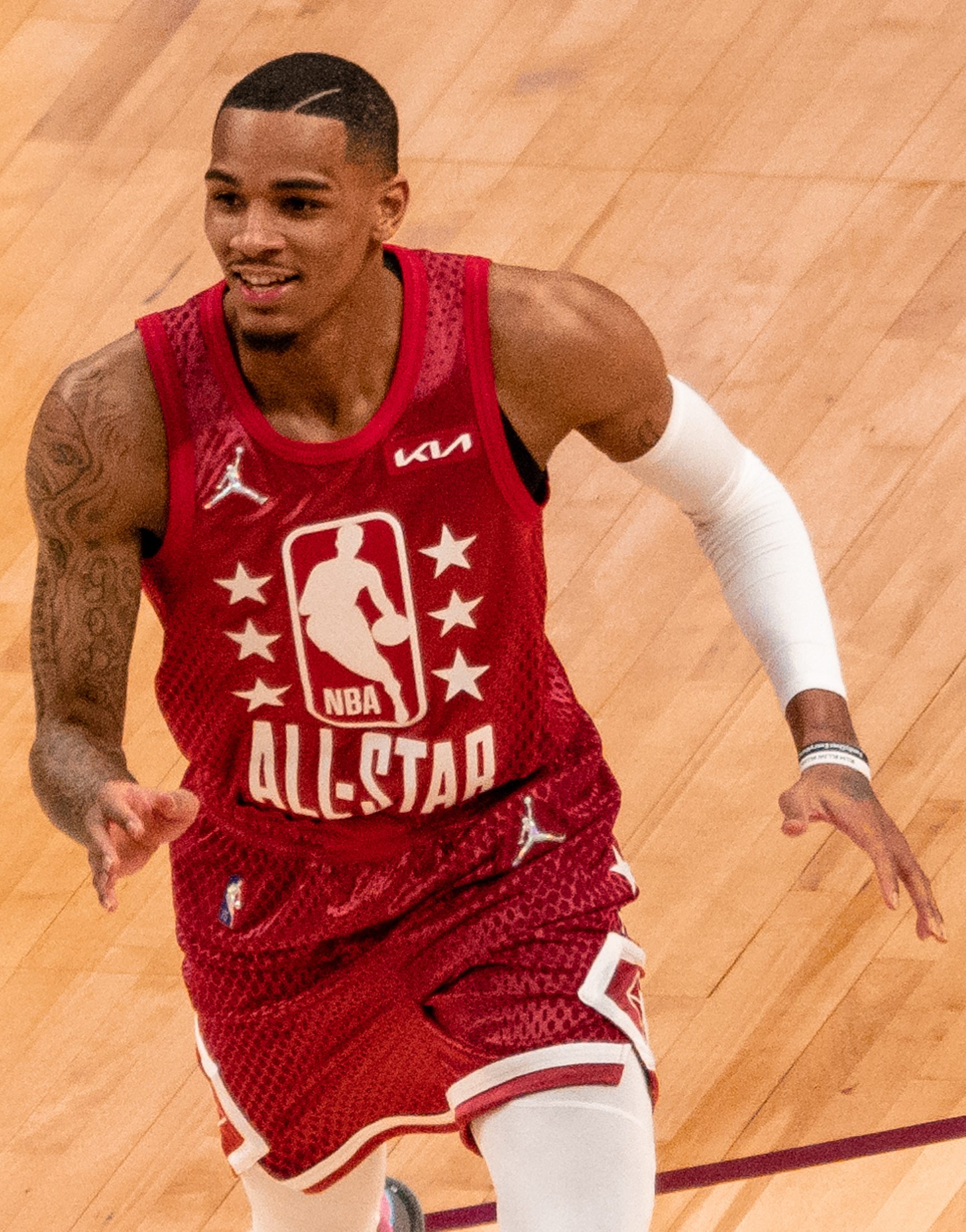 Imagem de referência de Dejounte Murray, descrito nos dados abertos como basquetebolista estadunidense
