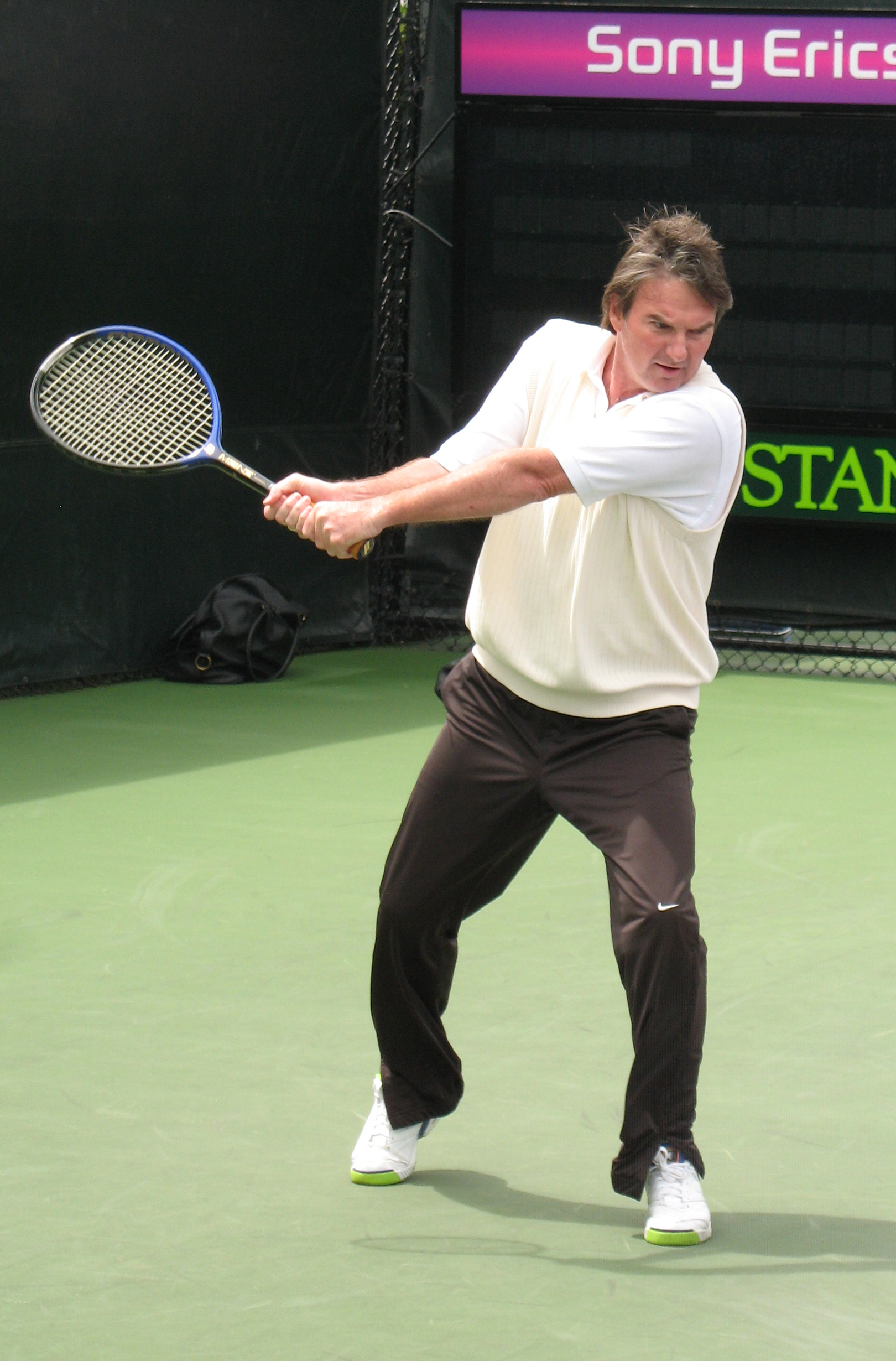 Imagem de referência relacionada a Jimmy Connors, item descrito como tenista americano
