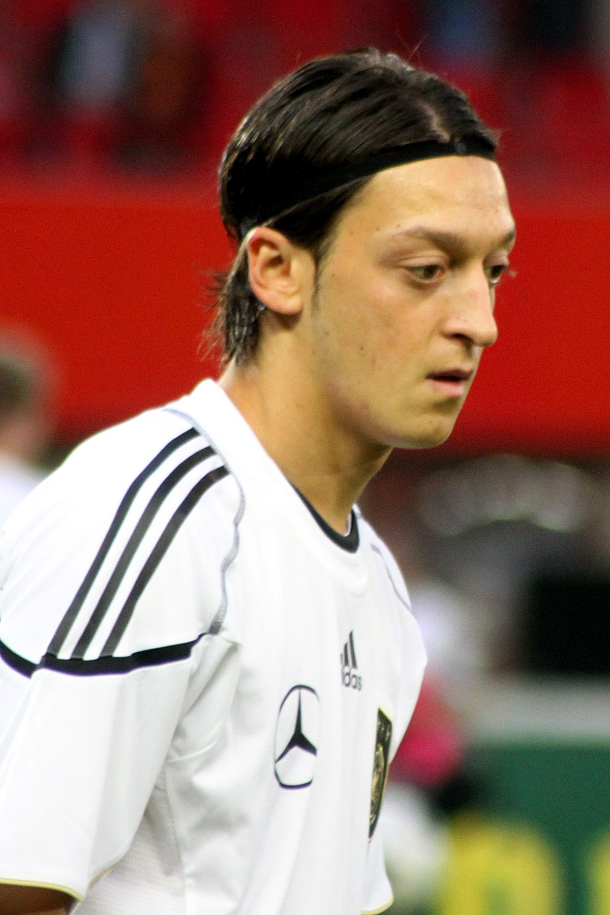 Imagem de referência relacionada a Mesut Özil, item descrito como futebolista alemão