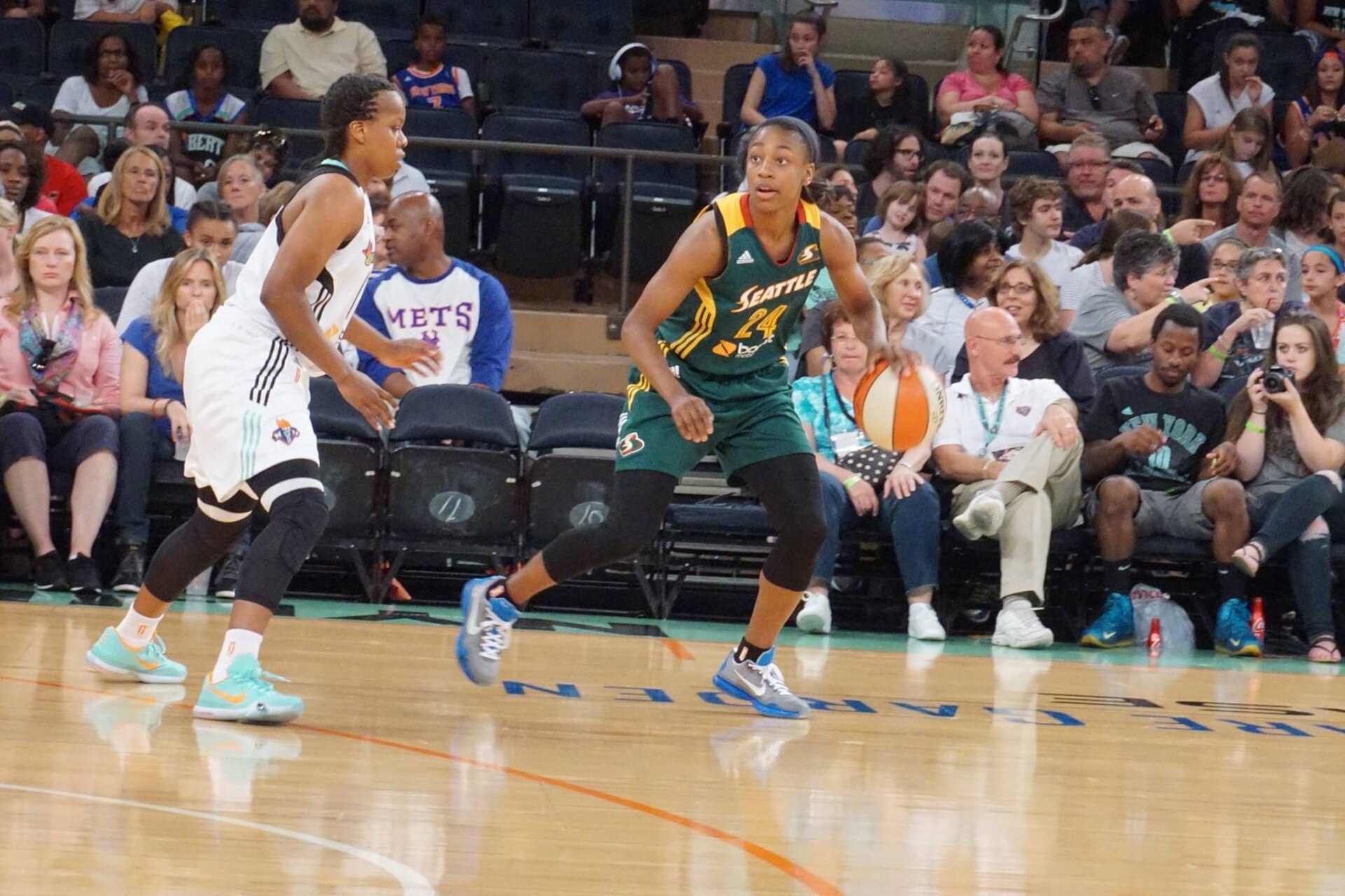 Imagem de referência de Jewell Loyd, descrito nos dados abertos como jogadora de basquetebol norte-americana
