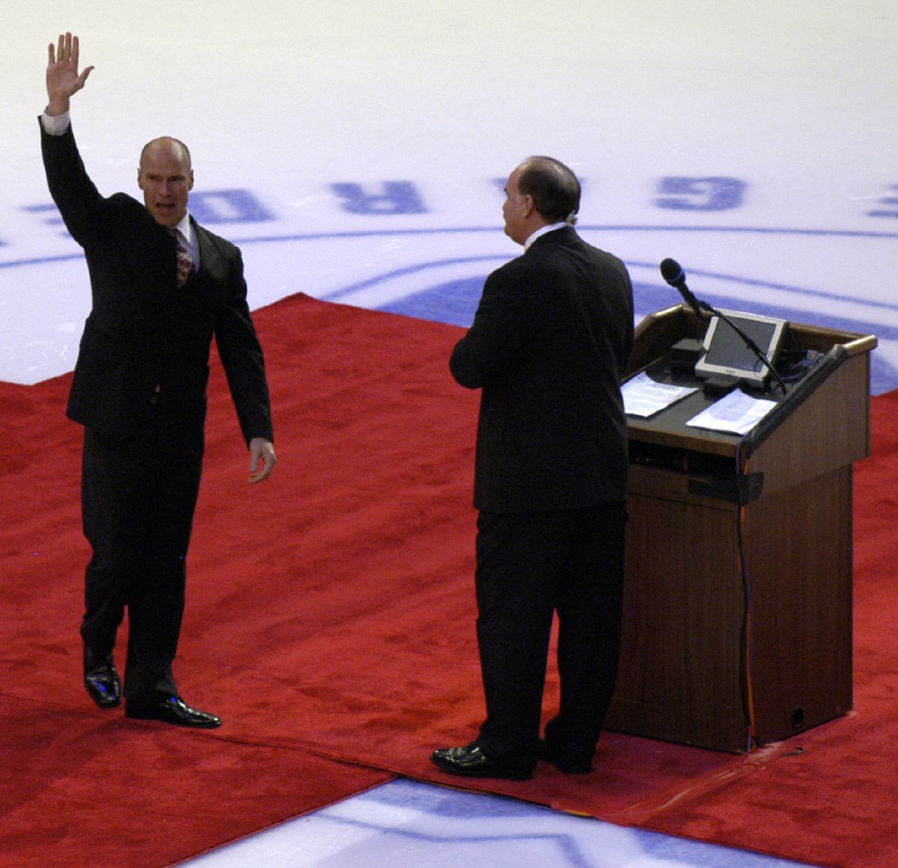 Imagem de referência de Mark Messier, descrito nos dados abertos como jogador de hóquei no gelo canadense