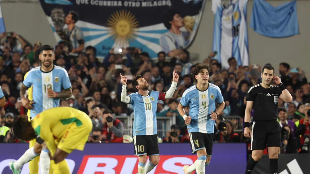 Em jogo de despedida, Messi marca de pênalti contra o Benin. Confira