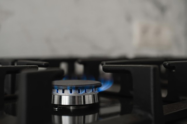 Como limpar fogão engordurado sem riscar o inox?