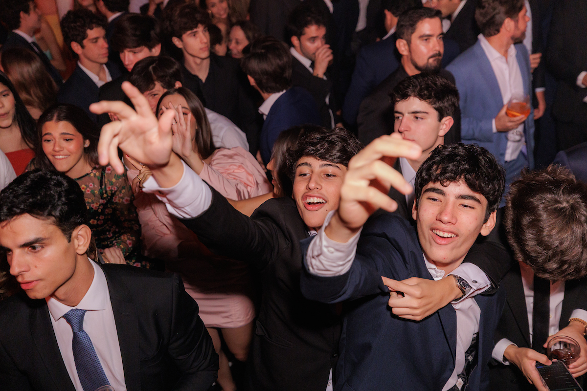 Rodeada de amigos, Marita Estevão festeja aniversário em noite inesquecível