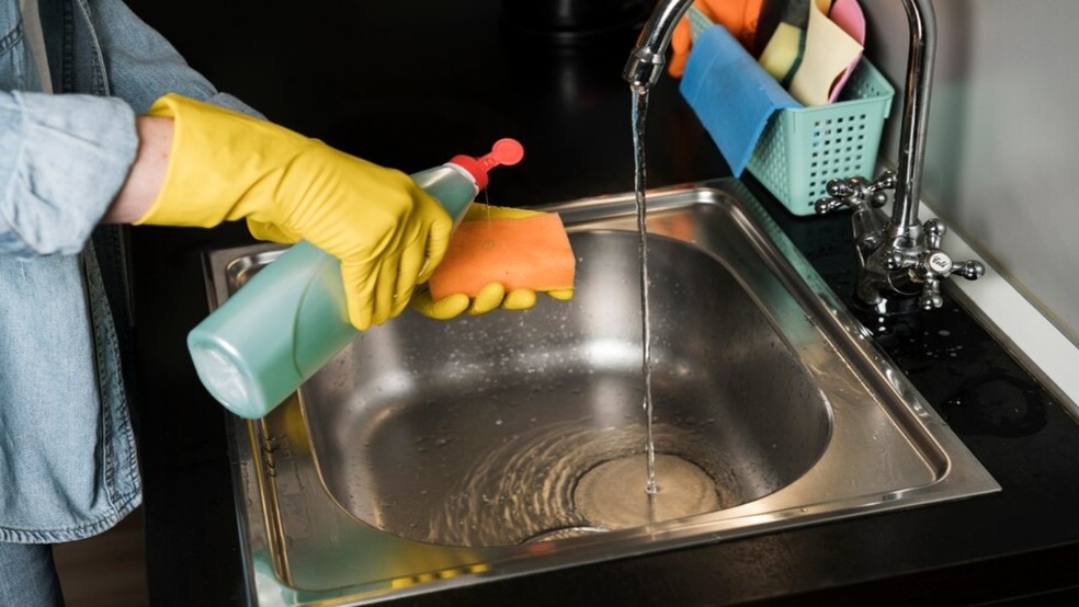 Como limpar fogão engordurado sem riscar o inox?