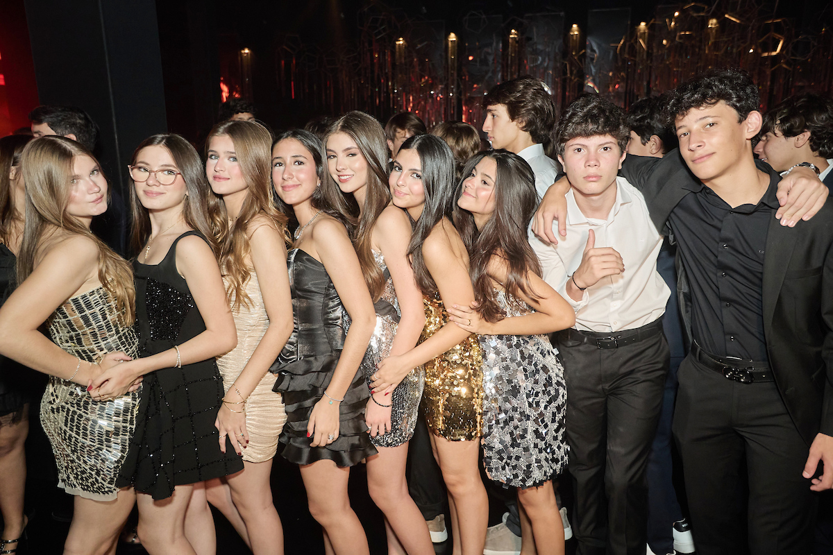 Rodeada de amigos, Marita Estevão festeja aniversário em noite inesquecível