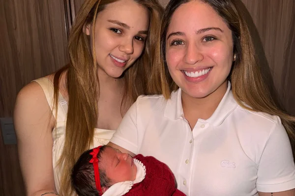 Esposa de Mari Fernández, Júlia Ribeiro mostra antes e depois do pós-parto