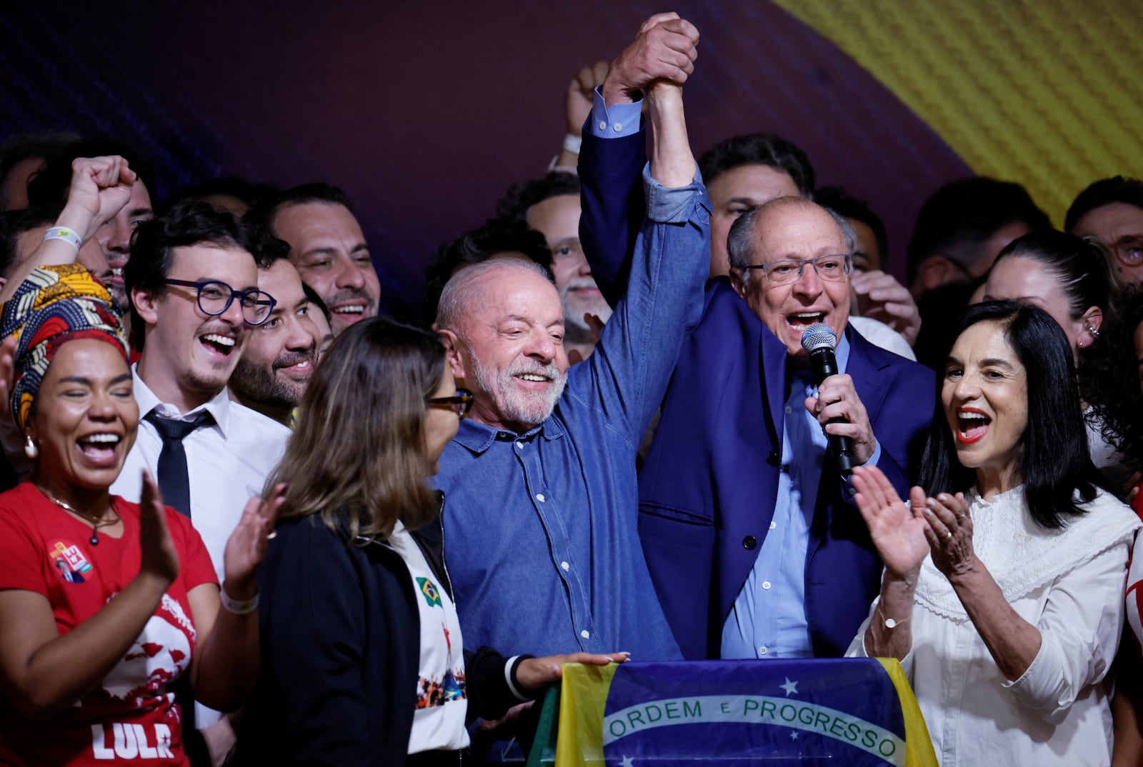Brazilian President Luiz Inacio Lula da Silva, the Workers' Party (PT) candidate for presidential re-election, celebrates with his wife, Rosangela "Janja" da Silva, and Vice President Geraldo Alckmin after winning the presidential runoff election, in Sao Paulo, Brazil, October 25, 2026. REUTERS/Brian Snyder