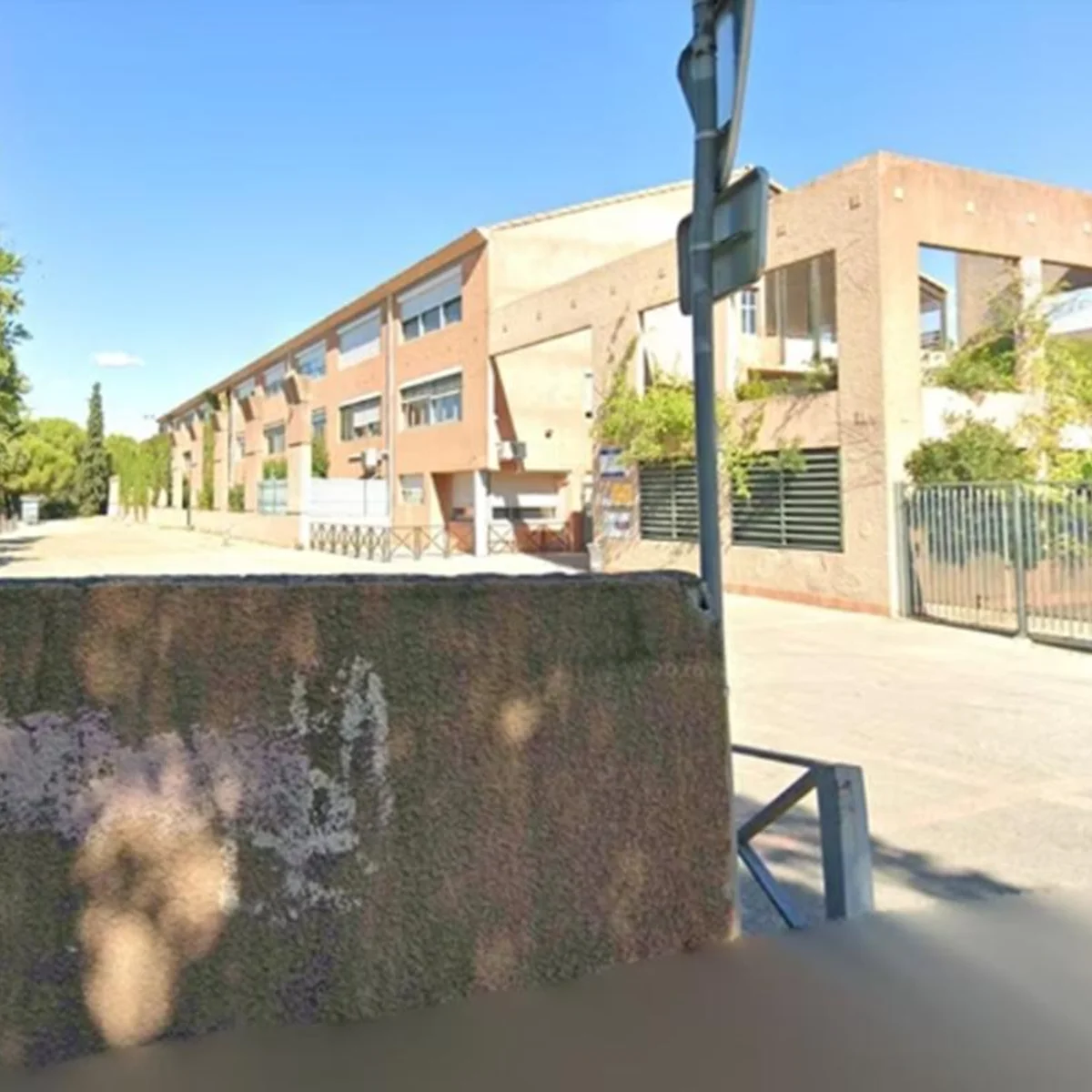 Adolescente de 14 anos atira em diretor e professora em escola da França