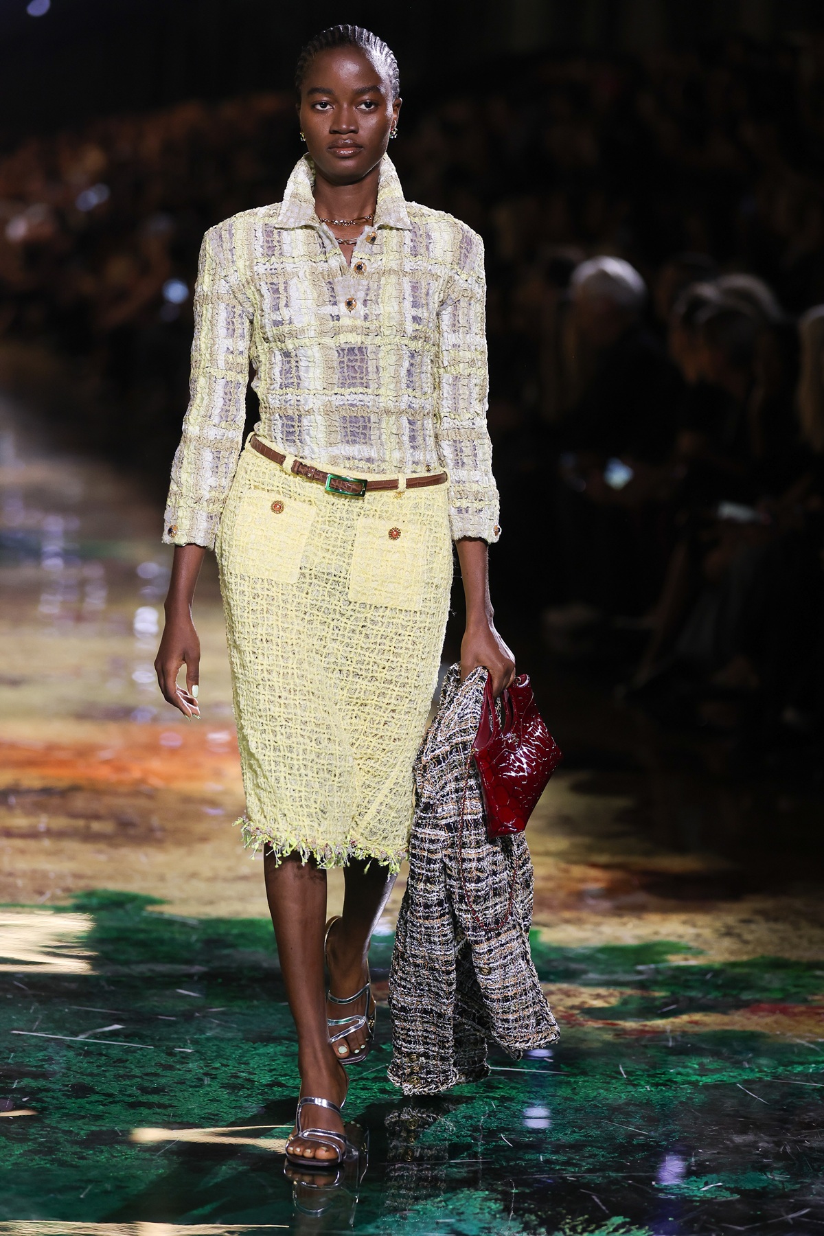 Modelo nigeriana que recriava desfiles da Chanel estreia na maison em Paris