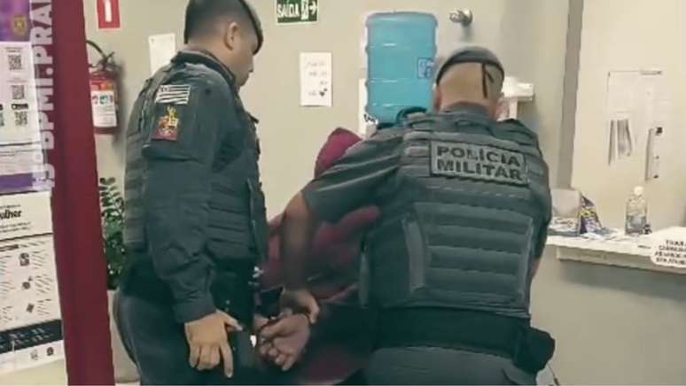Menina de 10 anos pisca para policial e PM prende pai que a sequestrou em Praia Grande