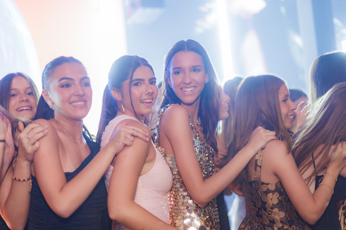 Rodeada de amigos, Marita Estevão festeja aniversário em noite inesquecível