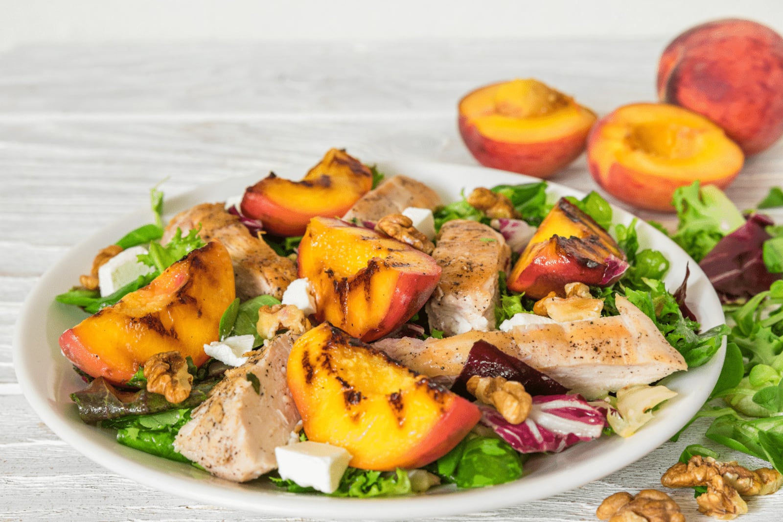 Pêssego grelhado com frango, nozes e folhas verdes: aprenda a fazer essa salada rica em proteínas para o jantar Portal EdiCase