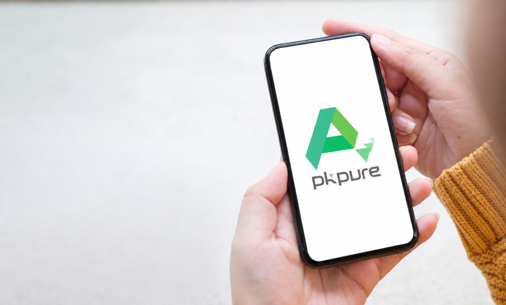 Entenda quando vale a pena arriscar baixar aplicativos no APKPure — Foto: Reprodução/Vecteezy/APKPure/Editada com IA