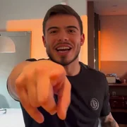 Mel Maia ironiza Thomaz Costa após ator pedir ajuda a Trump