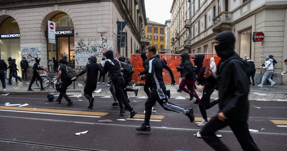 Protestos violentos contra o custo de vida na Itália tomam as ruas de Milão, Turim e Bolonha