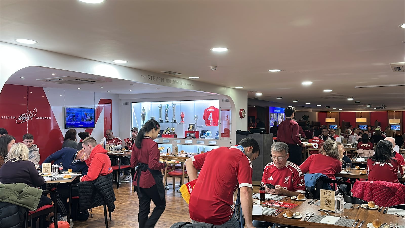 O restaurante dentro de Anfield, tem espaço para mais de 500 adeptos em dias de jogo, segundo o site oficial do Liverpool FC Gisele Rodrigues