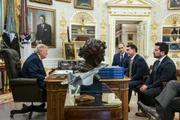 Flávio Bolsonaro e Donald Trump na Casa Branca