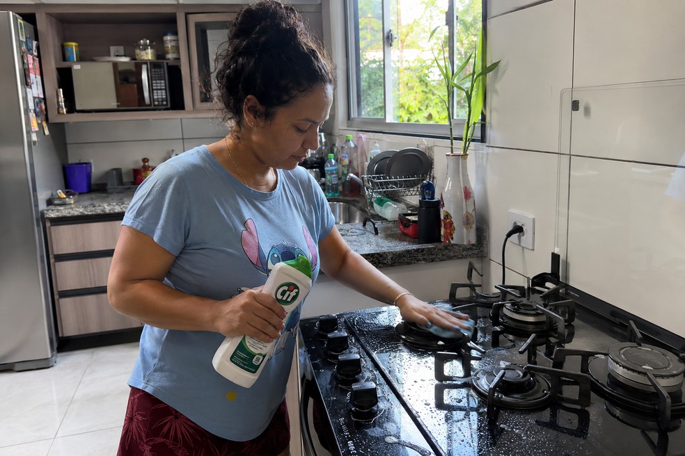 Como limpar fogão engordurado sem riscar o inox?