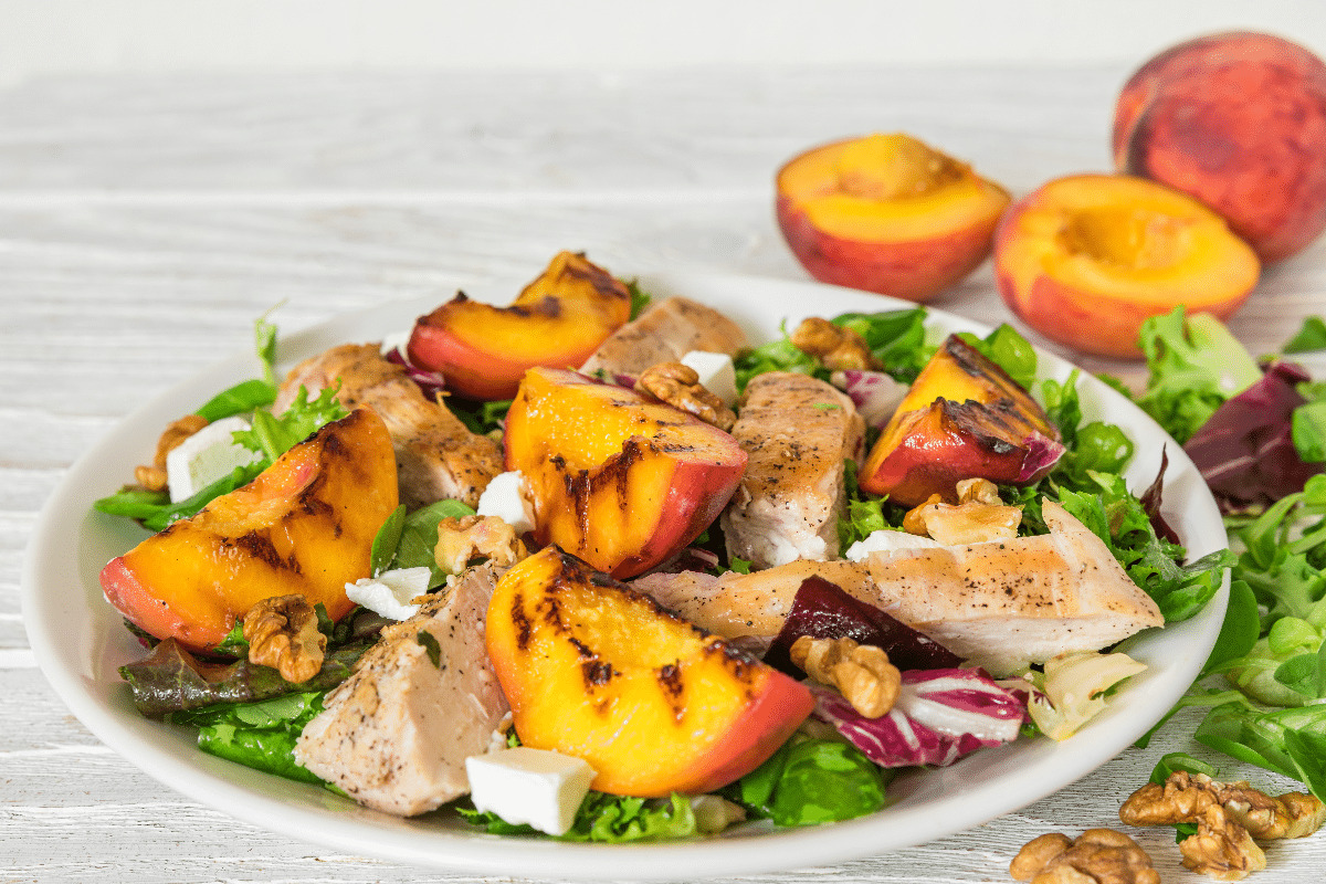 Pêssego grelhado com frango, nozes e folhas verdes: aprenda a fazer essa salada rica em proteínas para o jantar