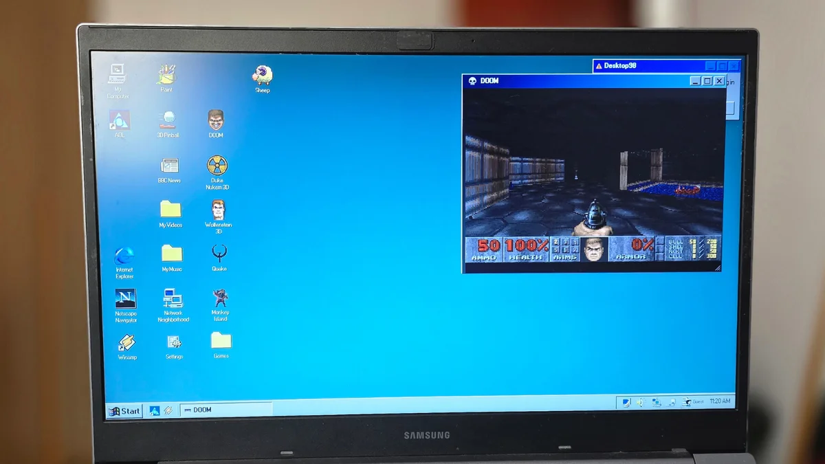 Computador com o site Desktop98 aberto