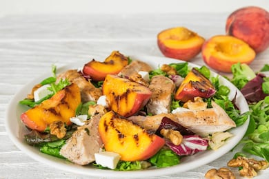 Pêssego grelhado com frango, nozes e folhas verdes: aprenda a fazer essa salada rica em proteínas para o jantar
