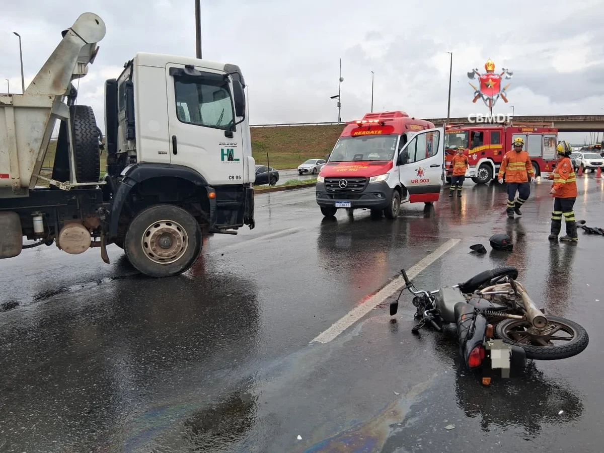 EPTG tem duas faixas interditadas após acidente entre moto e caminhão