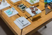 Claudia Salomão reúne convidadas em exposição da Emar Batalha na Inti