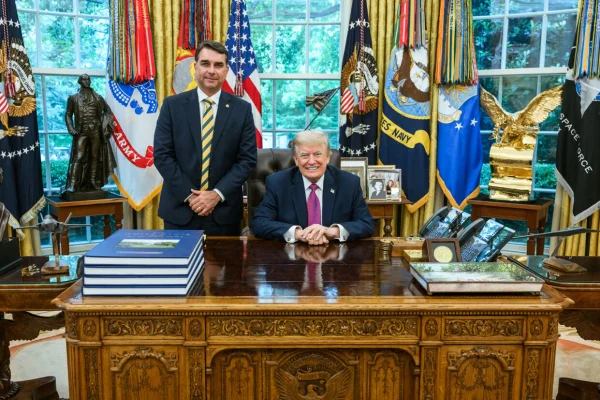 Governo Trump confirma emissão de vistos para Flávio Bolsonaro e família - destaque galeria