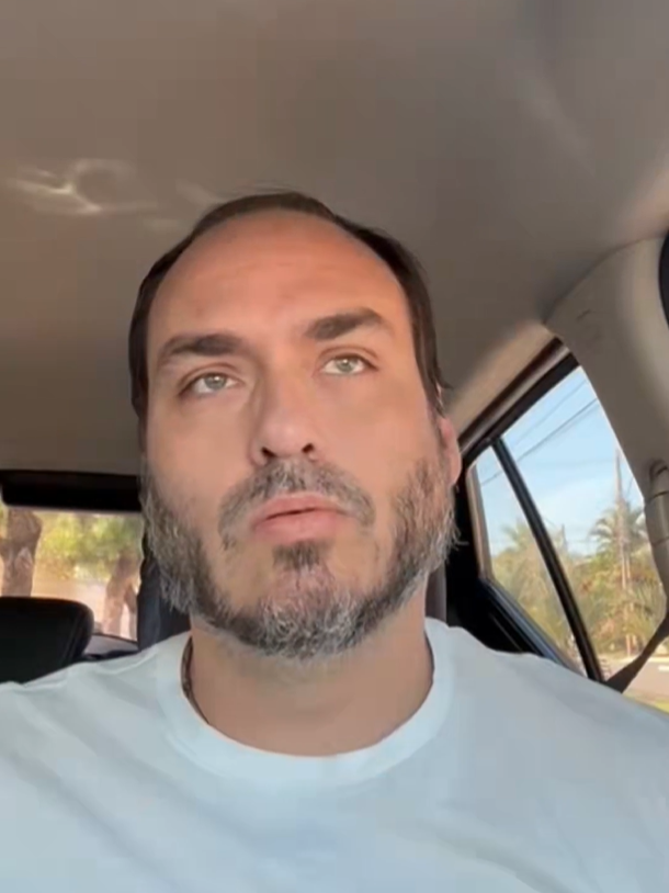 Carlos Bolsonaro visita o pai em prisão domiciliar em Brasília: ‘Está consciente, está bem’
