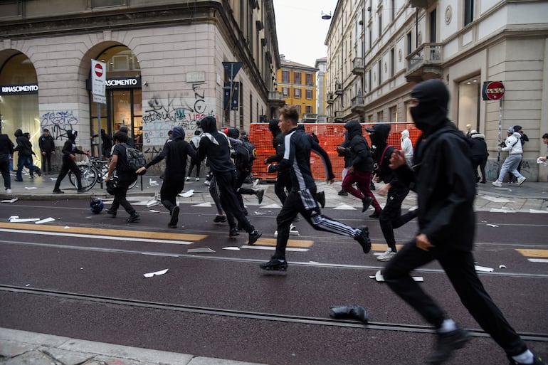 Protestos violentos contra o custo de vida na Itália tomam as ruas de Milão, Turim e Bolonha