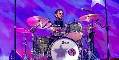 Ringo Starr, lendário baterista dos Beatles, em show no Forest Hills Stadium, em Nova York Foto: Astrida Valigorsky/Getty Images / Rolling Stone Brasil