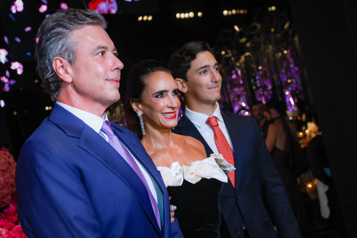 Rodeada de amigos, Marita Estevão festeja aniversário em noite inesquecível
