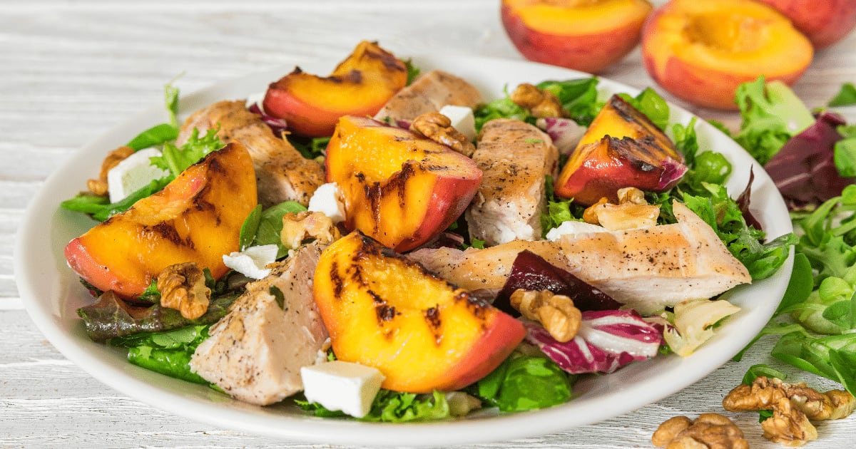 Pêssego grelhado com frango, nozes e folhas verdes: aprenda a fazer essa salada rica em proteínas para o jantar
