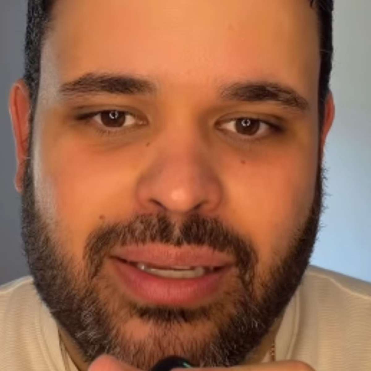 Ex-BBB Michel reage após ser alvo de chacota por trabalhar como motorista de app: 'Querem me diminuir'