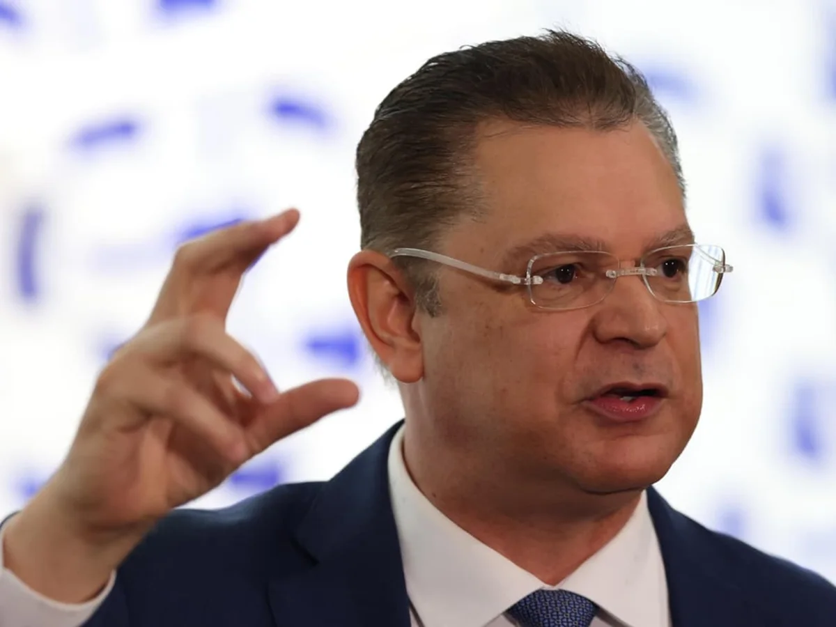 PEC 6x1: líder do PL promete pagamento por hora se Flávio for eleito