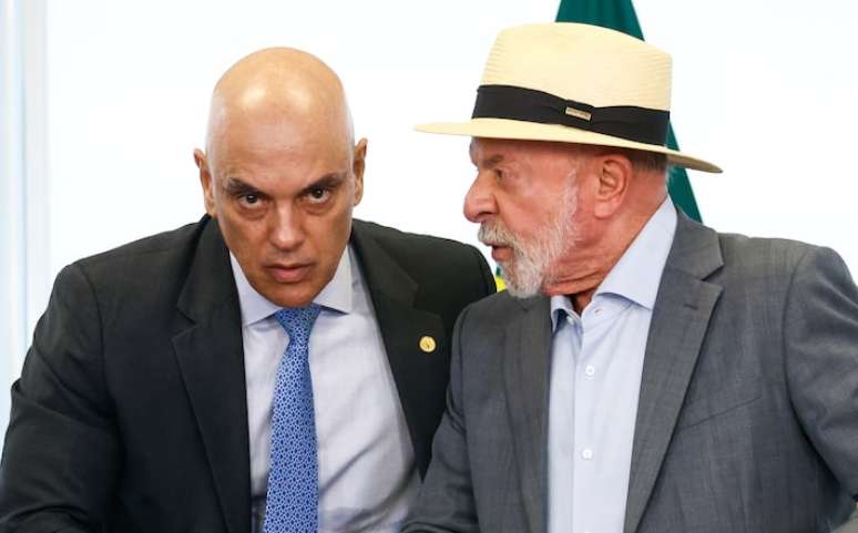 De 'herói' da democracia a 'cabo eleitoral involuntário' de Flávio: como Moraes impactou a eleição e corre risco de impeachment