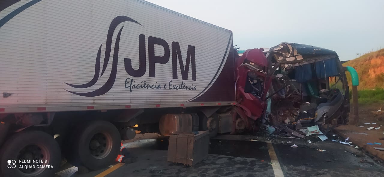 Motorista morre e 41 pessoas ficam feridas em colisão frontal entre ônibus e carreta na BR-381