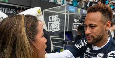 Influencer Naty Potira recebe o carinho de Neymar antes de um jogo do Santos – Foto: Reprodução/Instagram / Jogada10