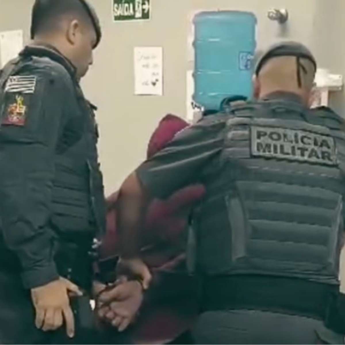 Menina de 10 anos pisca para policial e PM prende pai que a sequestrou em Praia Grande