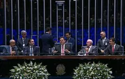 O senador Paulo Paim (PT-RS) compõe a Mesa Direotora durante a promulgação da PEC da 6x1