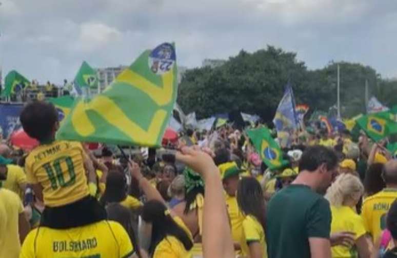 Flávio Bolsonaro reúne multidão no último ato no Rio e encerra manifestação com oração