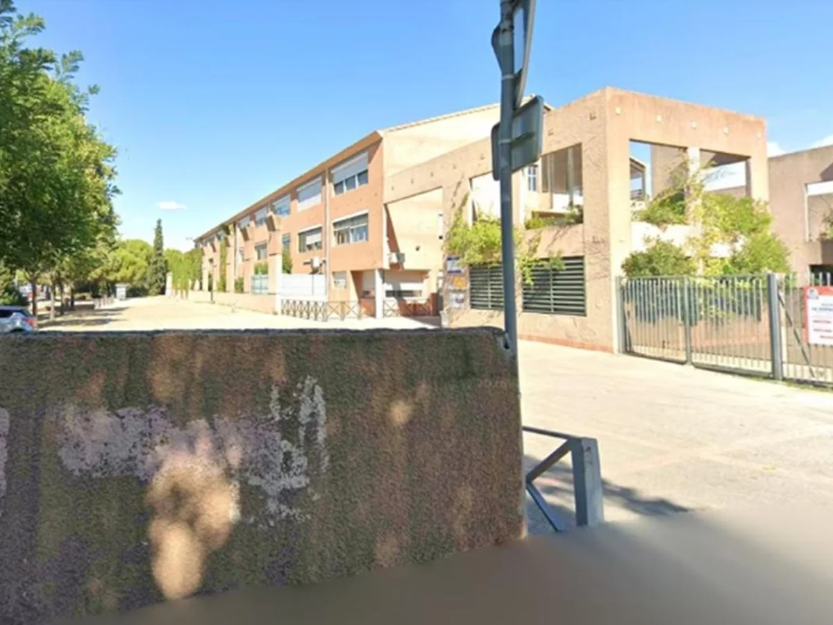 Adolescente de 14 anos atira em diretor e professora em escola da França