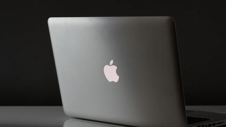 Mais leve, mas a que custo? Novo MacBook Pro OLED gera medo de cortes em portas e bateria