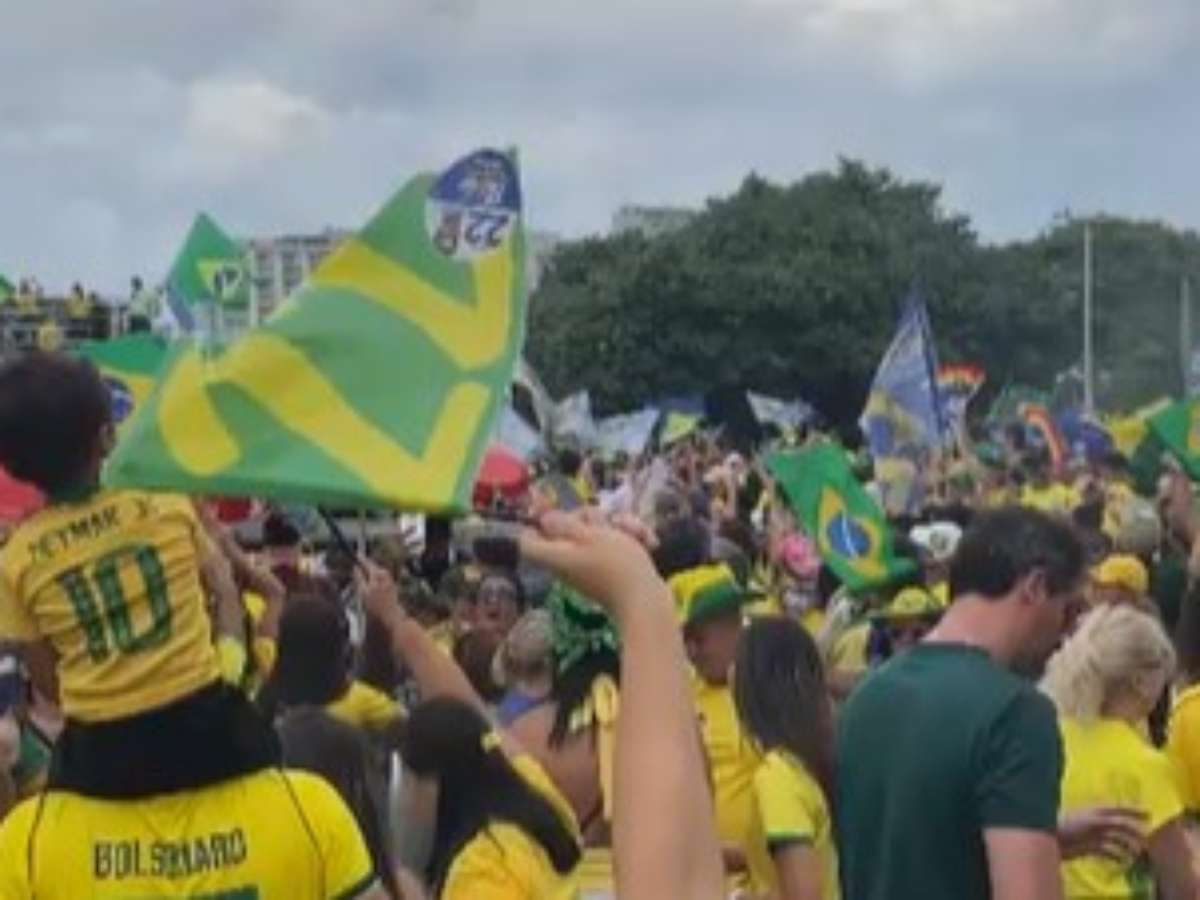 Flávio Bolsonaro reúne multidão no último ato no Rio e encerra manifestação com oração