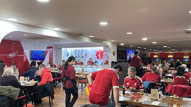 Por dentro da gastronomia do estádio do Liverpool: o que se come no Anfield?